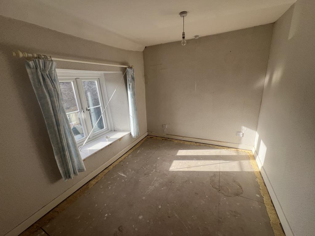 Lot: 131 - DETACHED COTTAGE FOR UPDATING - General view of bed one